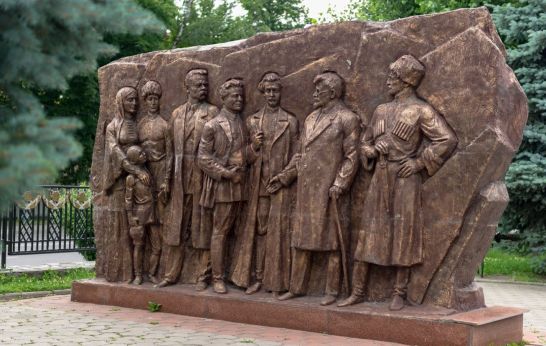 Схиархимандрит Илий (Ноздрин) и руководитель проекта «Вятский Посад» Г.Н. Цурков посетили Мемориал Славы во Владикавказе