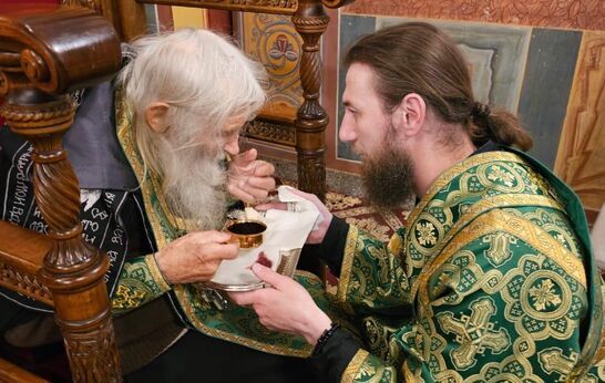 Схиархимандрит Илий (Ноздрин) за Богослужением.