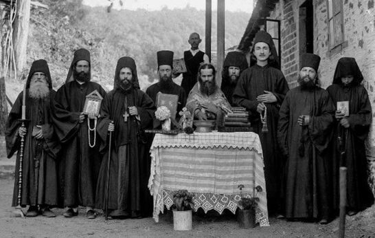 Почему в православной церкви русские молятся стоя, а греки сидя