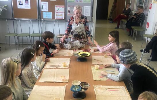 В последнее воскресенье зимы в стенах Православной Артели состоялся тематический мастер-класс, на котором участники своими руками делали подарок для мамы – тарелочку для украшений в технике керамика. 