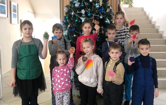 В новом году череду долгожданных праздников выходного дня в Православной Артели открыл увлекательный мастер-класс, на котором ребятам предложили самостоятельно изготовить мыло ручной работы. 