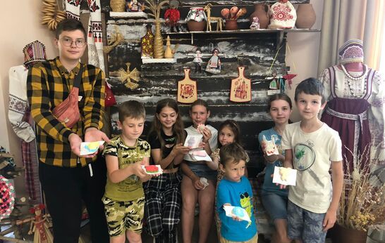 Сегодня в Духовно-патриотическом центре аншлаг! Всё потому, что здесь проходит всеми любимый мастер-класс по мыловарению.