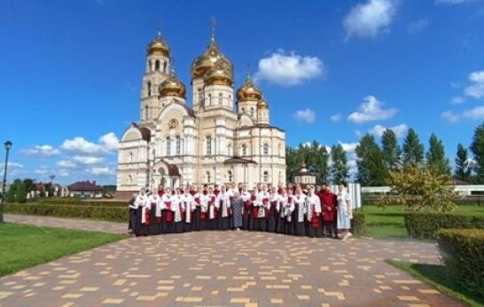 Кубанский казачий хор исполнил песнопения Богослужения в храме Сретения Господня.