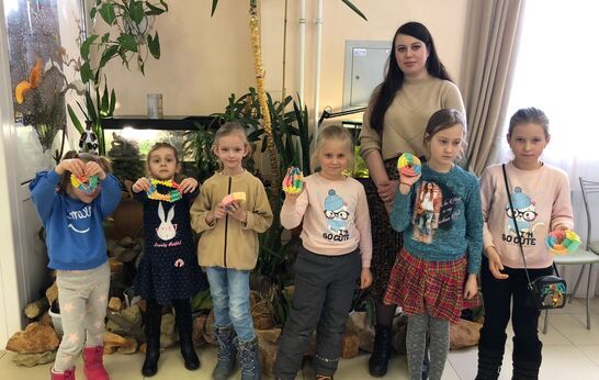 Гости Духовно-патриотического Центра принимали участие в мастер-классе от Анны Павловны.