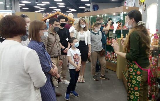 Вторая группа учащихся культурно-ремесленного центра «Вятский Посад» побывала в п. Одоев Тульской области на экскурсии в музее «Филимоновская игрушка». 