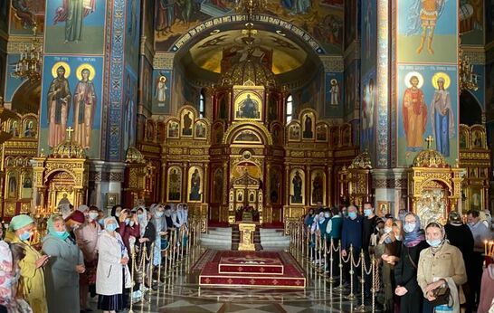 Cхиархимандрит Илий (Ноздрин) в сослужении духовенства епархии возглавил  Божественную Литургию в Кафедральном соборе в честь Воскресения Христова города Ханты-Мансийска.