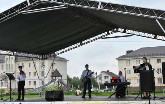 На территории Духовно-православного центра «Вятский Посад» состоялось праздничное мероприятие, приуроченное ко Дню России. 