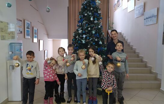 В это воскресенье состоялся заключительный мастер-класс уходящего года – ребята расписывали ёлочные шары контуром по стеклу и акриловыми красками.