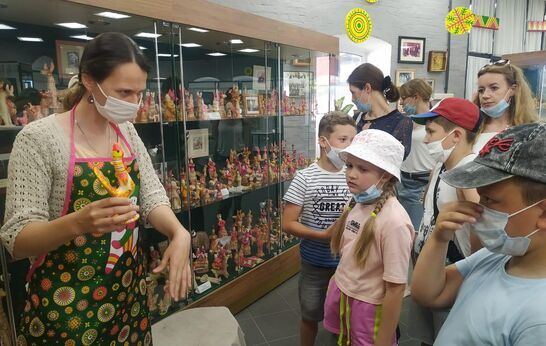 Заключительная группа обучающихся в культурно-ремесленном центре «Вятский Посад» посетила сегодня музей «Филимоновская игрушка» в Тульской области.