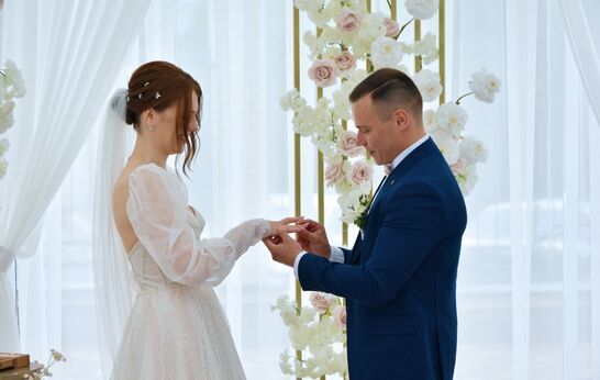 Первая торжественная церемония бракосочетания состоялась в беседке на территории Духовно-православного центра «Вятский Посад».