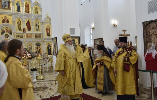 Митрополит Орловский и Болховский Тихон и духовник Святейшего Патриарха Московского и всея Руси Кирилла схиархимандрит Илий (Ноздрин) отслужили вечернюю Божественную Литургию в храме Сретения Господня.