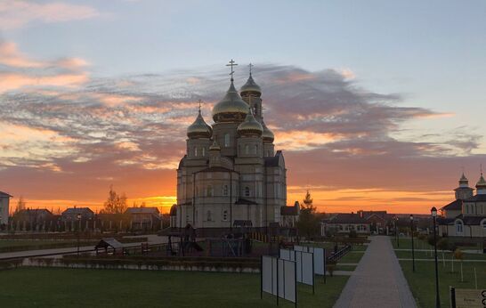 Молодая и талантливая автор и исполнитель Юлия Kalina прибыла на Орловщину, где посетила сразу несколько православных комплексов.