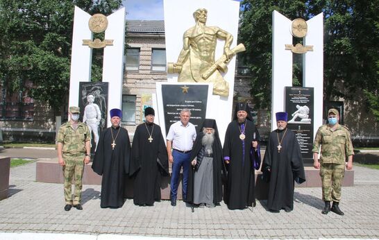 Cхиархимандрит Илий (Ноздрин) и руководитель проекта 