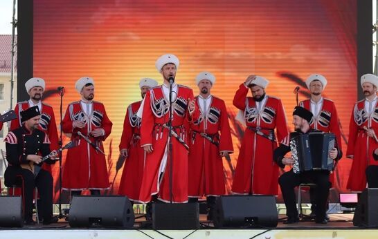 Большой праздничный концерт открыл Кубанский казачий хор.