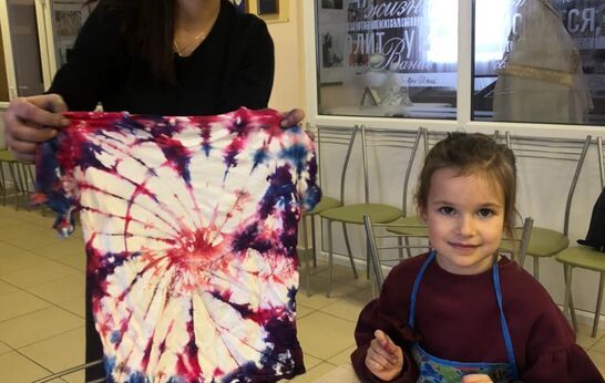 В это воскресенье в стенах Православной Артели состоялся творческий	 мастер-класс, на котором ребятам удалось попробовать себя в росписи футболок в технике «Тай-Дай».