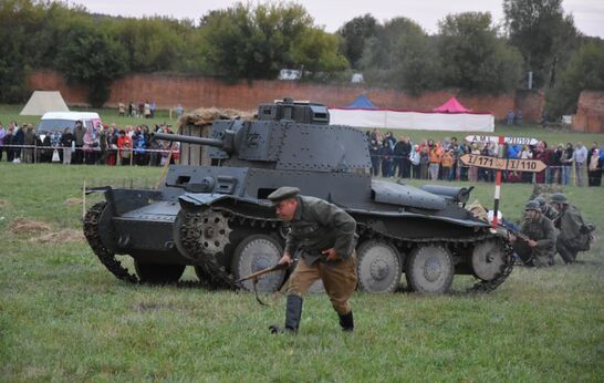 В Сабуровской крепости прошла зрелищная реконструкция Орловского сражения 1943 года.