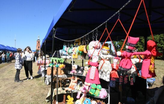 На широкой выставке-ярмарке народных художественных промыслов и декоративно-прикладного искусства не было ни одной повторяющейся вещи.