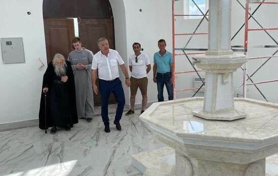 Cхиархимандрит Илий (Ноздрин) и руководитель проекта 