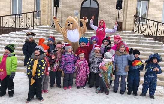 В это воскресенье на территории Духовно-православного центра «Вятский Посад» состоялось социально значимое мероприятие выходного дня – весёлая анимационная программа «Маша и медведь».