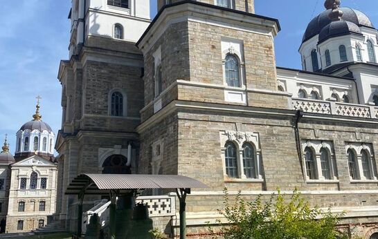 Схиархимандрит Илий (Ноздрин) и Геннадий Николаевич Цурков с молитвой приклонились святыням земного удела Богородицы-Афона.