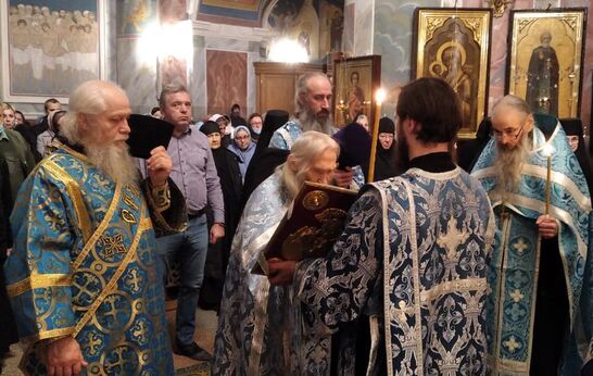 Накануне дня памяти иконы Богородицы «Всех скорбящих Радость» схиархимандрит Илий (Ноздрин) возглавил Всенощное бдение в Троицком соборе Серафимо-Дивеевского монастыря.