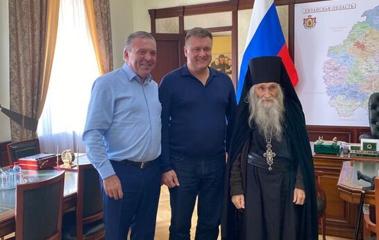 Cхиархимандрит Илий и руководитель проекта 