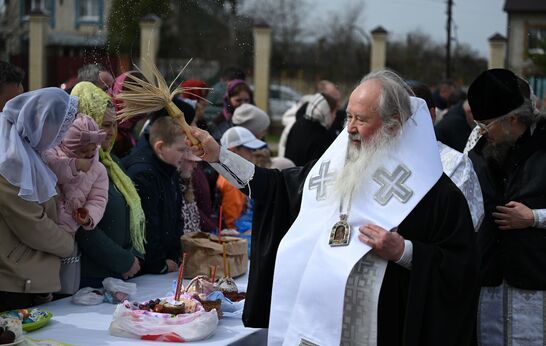 Митрополит Орловский и Болховский Тихон освятил пасхальную снедь в храме Сретения Господня.