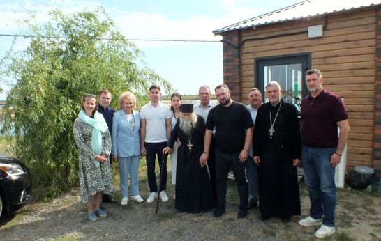 Схиархимандрит Илий (Ноздрин) и Геннадий Николаевич Цурков посетили рыбоводческое хозяйство.