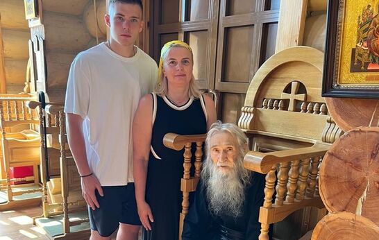 Батюшка Илий благословил орловского хоккеиста Александра Никишина. 