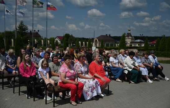 Почётные гости и руководитель Центра поздравили сотрудников  