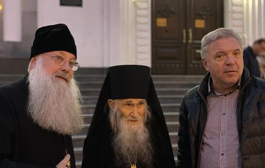 Батюшка Илий и Геннадий Николаевич Цурков помолились у святынь храма Александра Невского.