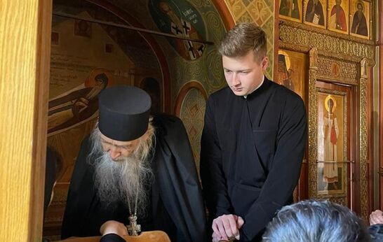 В Троицкую родительскую субботу схиархимандрит Илий  совершил Богослужение в Оптиной Пустыни.