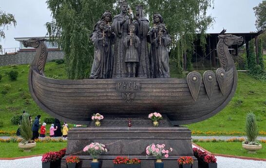 Cхиархимандрит Илий (Ноздрин) и духовенства епархии совершили Божественную Литургию в гимназическом Никольском-Крестовоздвиженском храме.