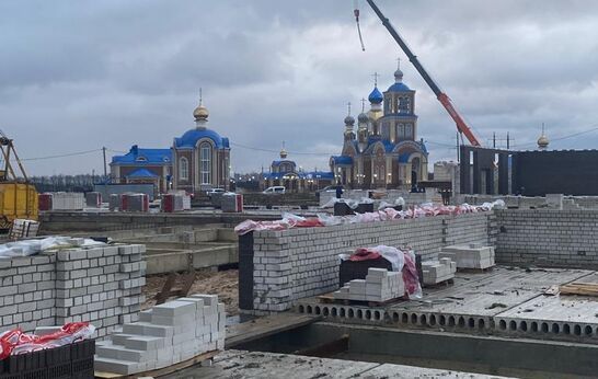 В подсобном хозяйстве «Орловский Колос» активно ведется строительство корпусов сельскохозяйственной гимназии имени П.А. Столыпина.