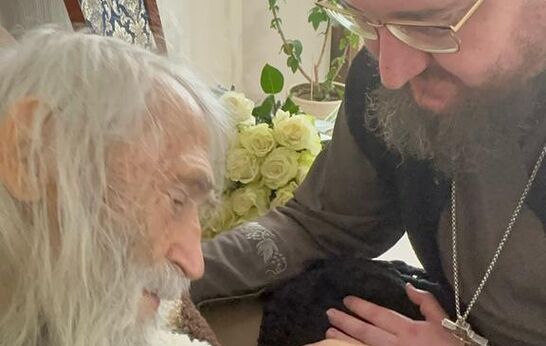 Батюшка Илий побеседовал с наместником монастыря Курская Коренная Пустынь.