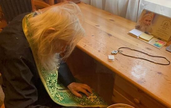 Схиархимандрит Илий (Ноздрин) молится в скиту Димитрия Солунского. 