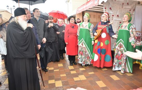 В праздник Светлого Христова Воскресения Духовно-православный центр «Вятский Посад» традиционно порадовал местных жителей большой праздничной программой на открытой площадке.