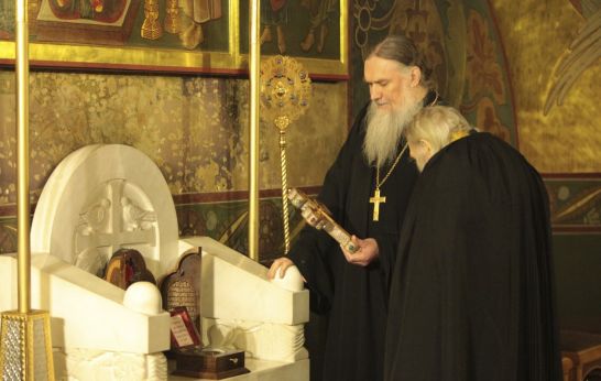 Схиархимандрит Илий помолился за вечернем богослужением в храме Успения Пресвятой Богородицы на подворье Оптиной пустыни в Санкт-Петербурге