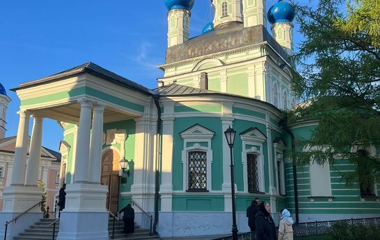Схиархимандрит Илий (Ноздрин) совершил Всенощное бдение в Оптиной Пустыни.