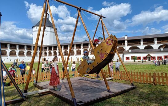 Старинные русские аттракционы в Сабуровской крепости.