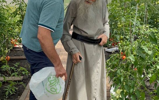 Батюшка Илий прогулялся по территории Вятского Посада,  осмотрел теплицу и урожай овощей.