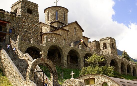 Схиархимандрит Илий (Ноздрин) и руководитель проекта «Вятский Посад» Г.Н. Цурков посетили Аланский Успенский мужской монастырь