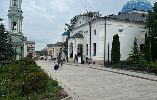 Схиархимандрит Илий (Ноздрин) молится в Оптиной Пустыни.