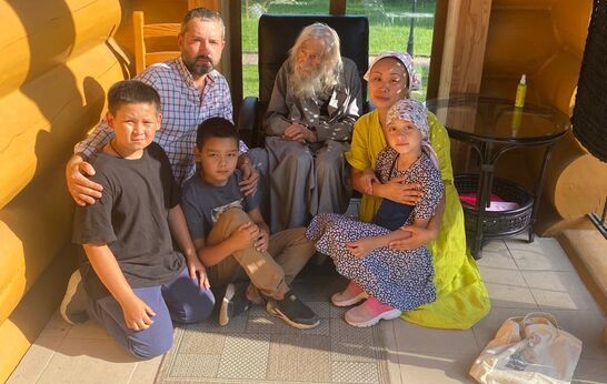 Схиархимандрит Илий (Ноздрин) за общением с духовными чадами.