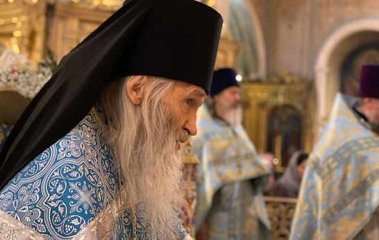 Схиархимандрит Илий (Ноздрин) принял участие в Божественной Евхаристии.