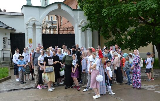 Накануне светлого праздника Святой Троицы, в родительскую субботу, дети и педагоги посетили Оптину Пустынь.