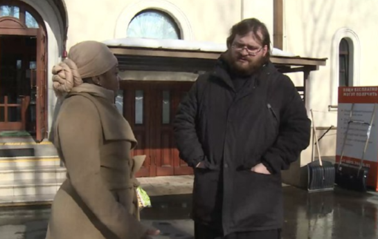 «Помочь стать частью общества»: как православный священник помогает беженцам освоиться в России