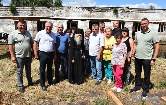 Схиархимандрит Илий (Ноздрин) и Геннадий Николаевич Цурков посетили животноводческий комплекс подсобного хозяйства «Орловский Колос».