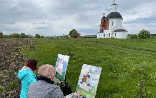 Уникальную возможность предоставил Духовно-православный центр «Вятский Посад» юным художникам и дизайнерам – принять участие в пленэре «По местам православия».