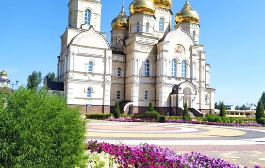 Митрополит Тихон совершил Божественную литургию в нижнем храме прп. Сергия Радонежского храма Сретения Господня.